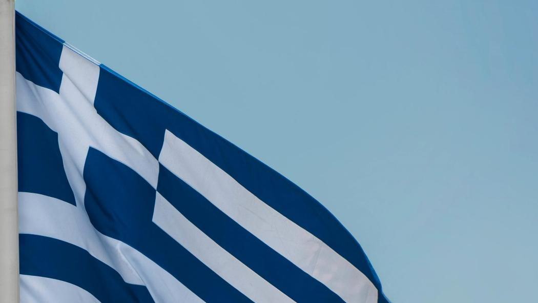 Le drapeau grec flottant dans un ciel clair
